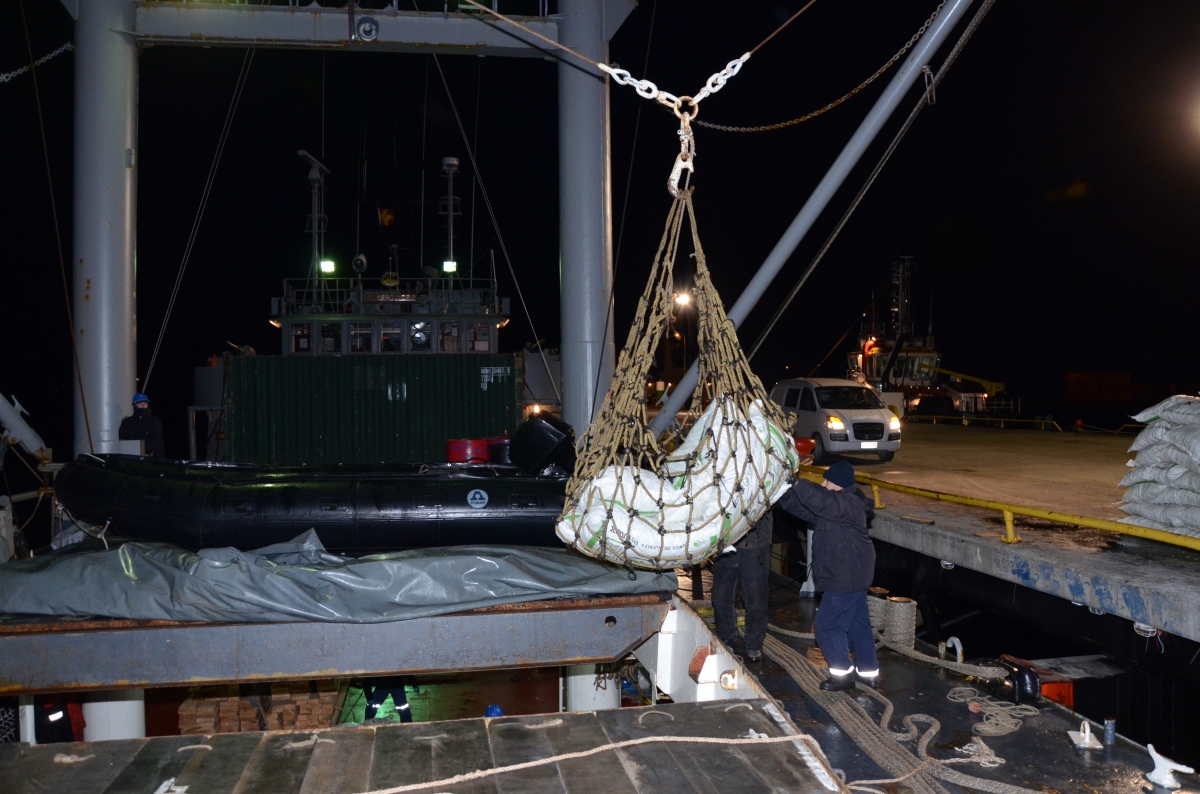 ONEMI Magallanes y Armada de Chile envían cargamento con ayuda a Puerto Williams