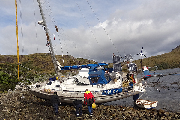 Yate con dos alemanes varó en cercanías de Puerto Williams