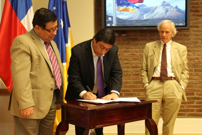 Buena: Ministro de Bienes Nacionales firmó decreto de creación de Parque Nacional Yendegaia