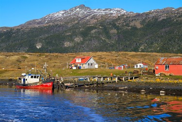 Apartado rincón de isla Navarino, rodeado por un paisaje modelado por antiguos glaciares, donde grandes rocas recuerdan la fuerza del hielo sobre el territorio.